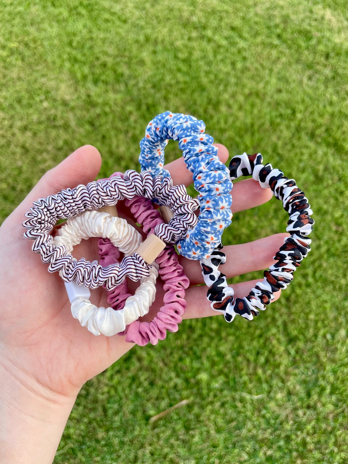 Scrunchies (Moños) en Satin Delgados