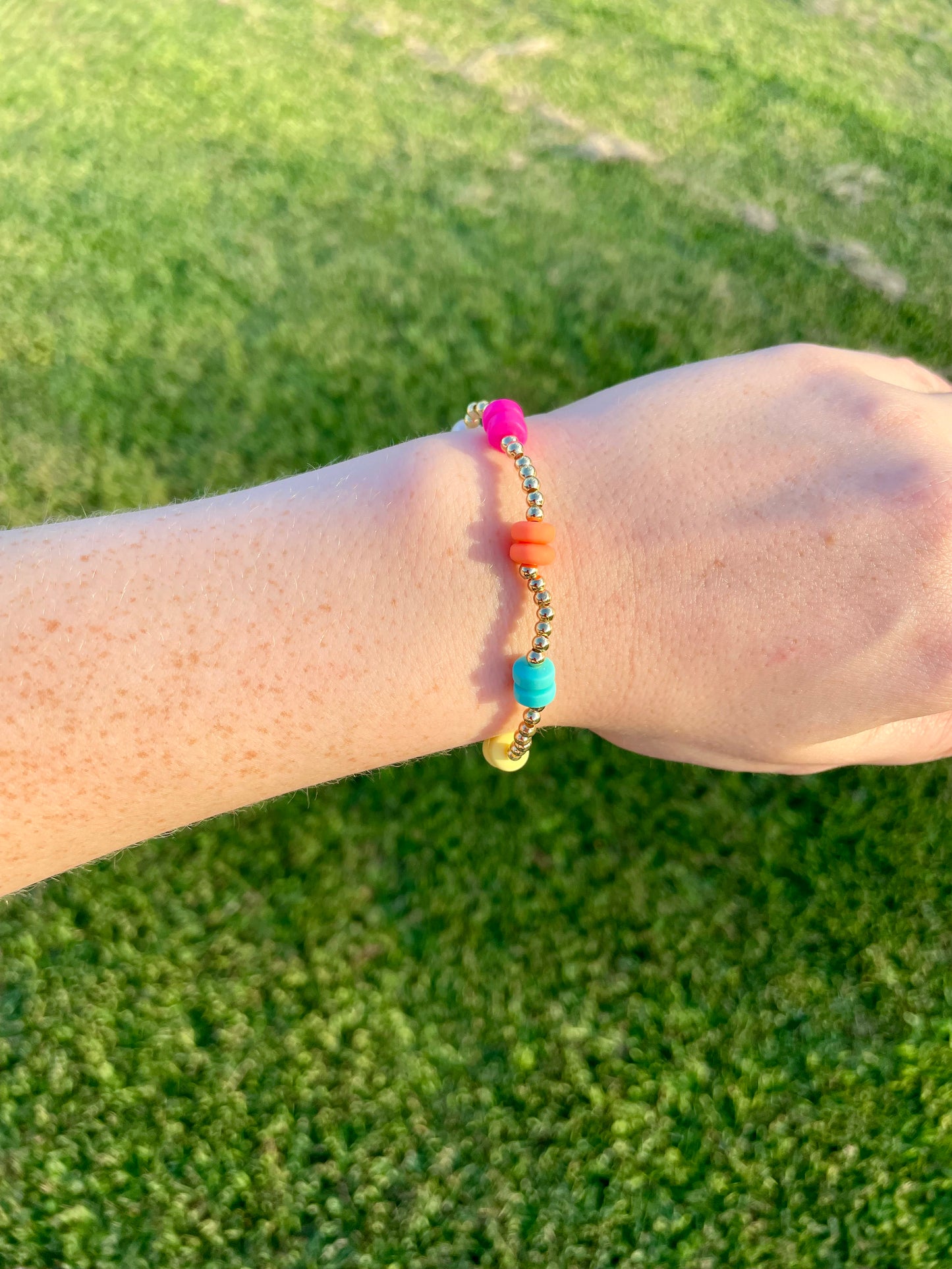 Pulsera Dorada con Cuentas de Colores