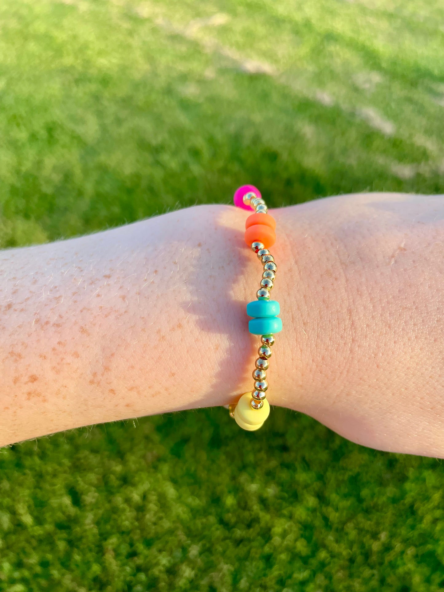 Pulsera Dorada con Cuentas de Colores