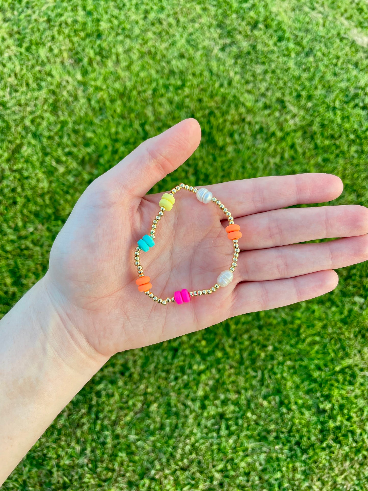 Pulsera Dorada con Cuentas de Colores