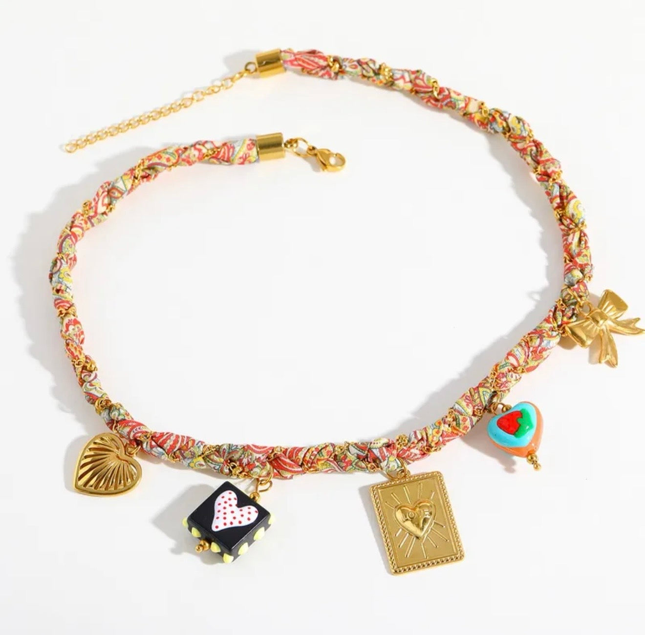 Collar de Corazones con Diseño en Tela