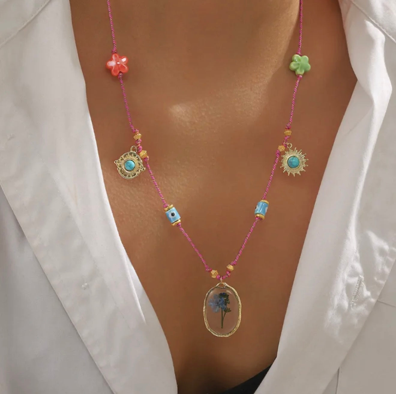 Collar con Diseño de Flor Incrustada