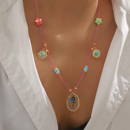 Collar con Diseño de Flor Incrustada