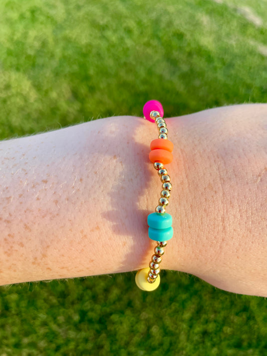 Pulsera Dorada con Cuentas de Colores