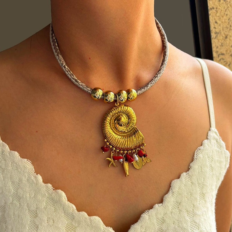 Collar con Diseño de Concha de Mar en Cuero Sintético