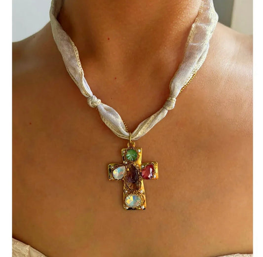 Collar con Diseño de Cruz en Tela