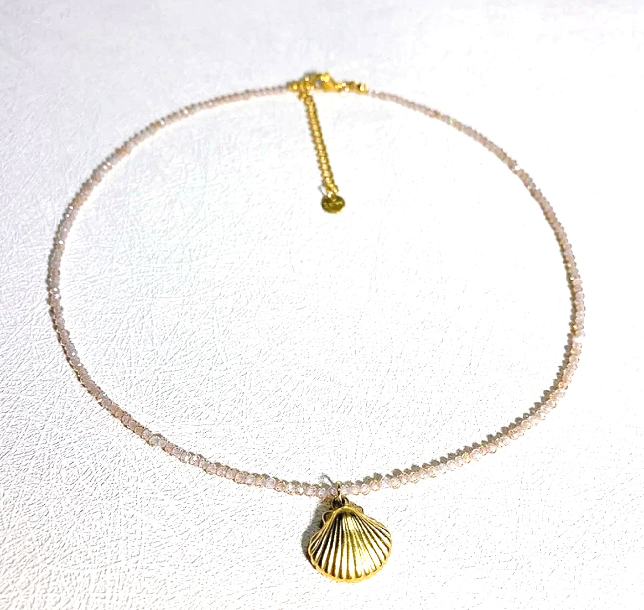 Collar con Diseño de Concha en Cuentas de Cristal